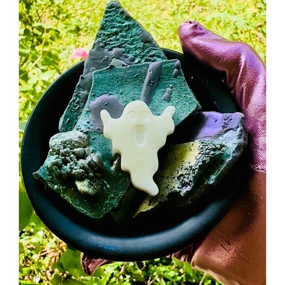 Apparitional Ambitions Wax Melt Brittle: Mint Nutmeg Geranium Rose Patchouli - Picture 5 of 10